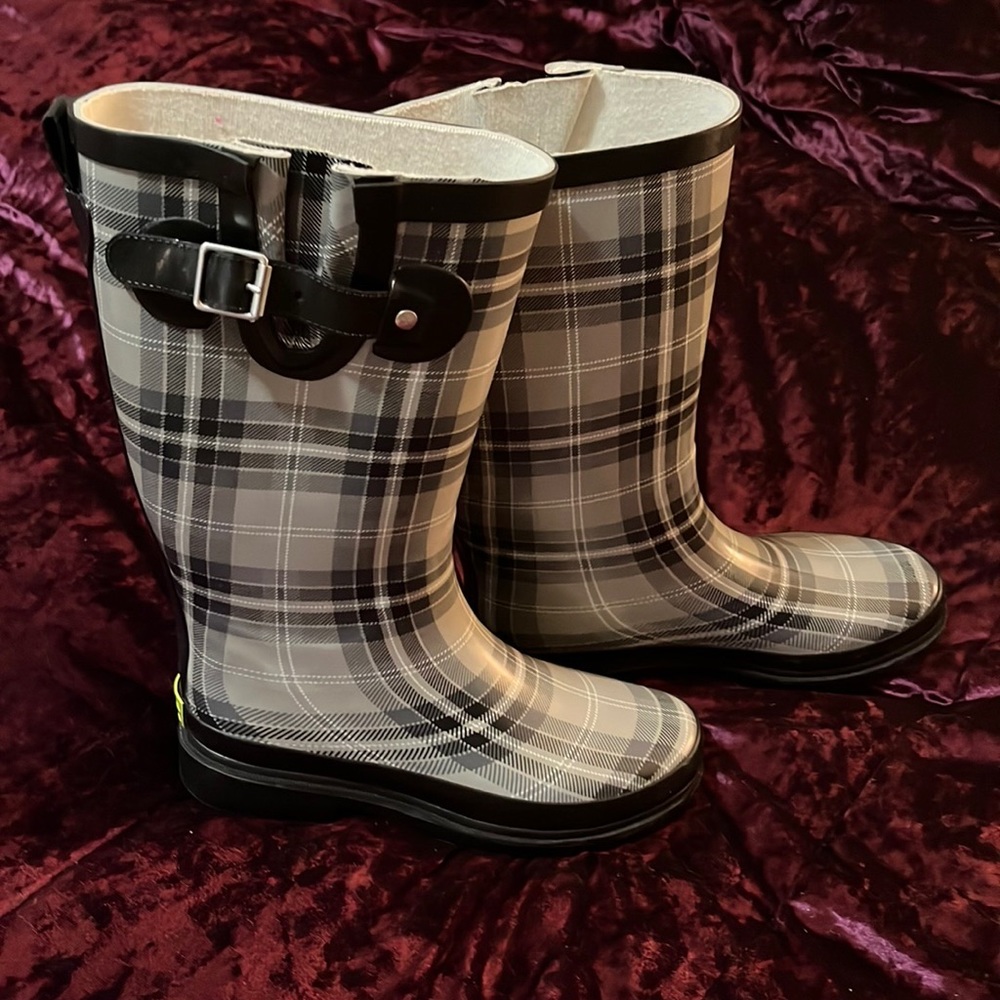 Size 6 Women’s Rain boots